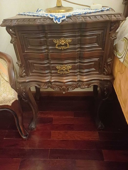 Mobilia de quarto - Cama, comoda e duas mesas de Cabeceira