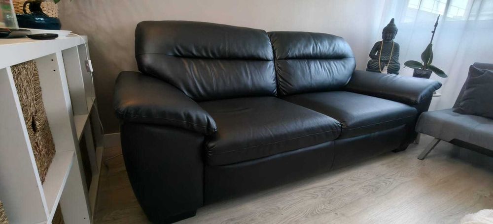 Sofá preto de napa da Ikea três lugares