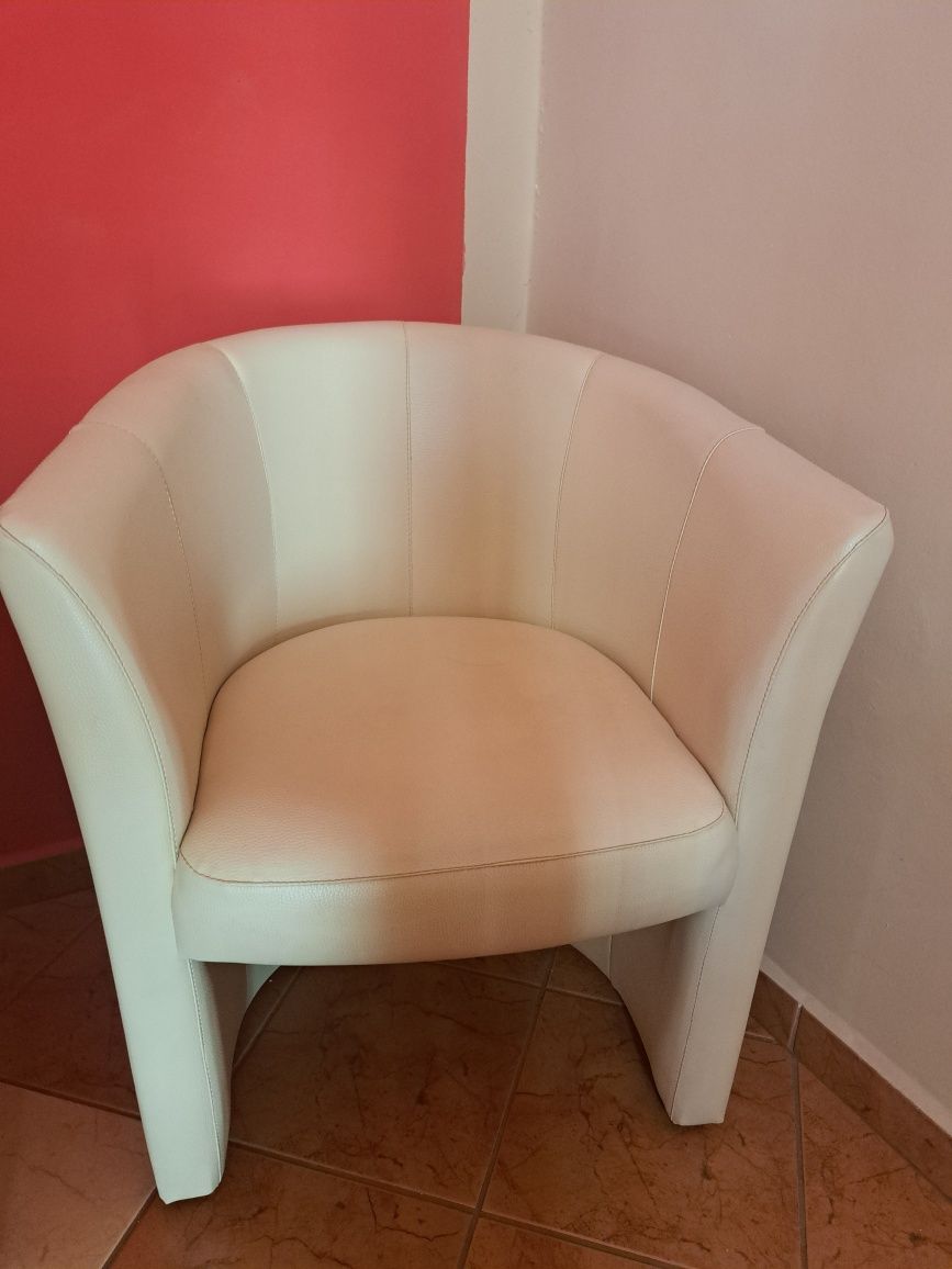 Dwa zgrabne fotele z ecoskóry