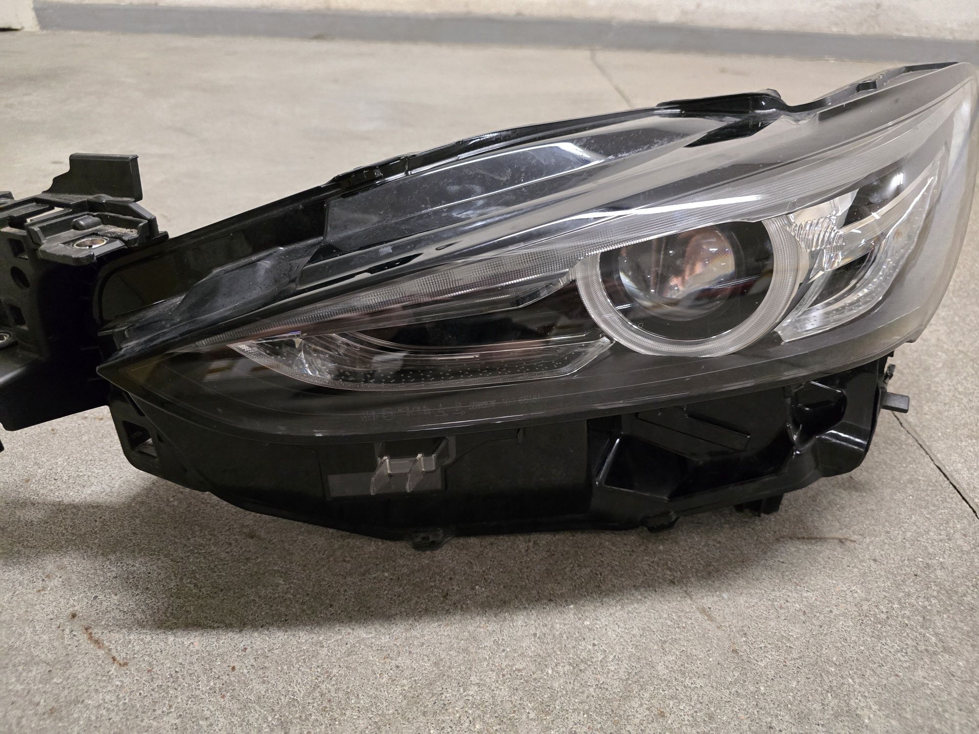 Reflektor przedni LEWY  adaptive driving beam Mazda 6 GL USZKODZONY