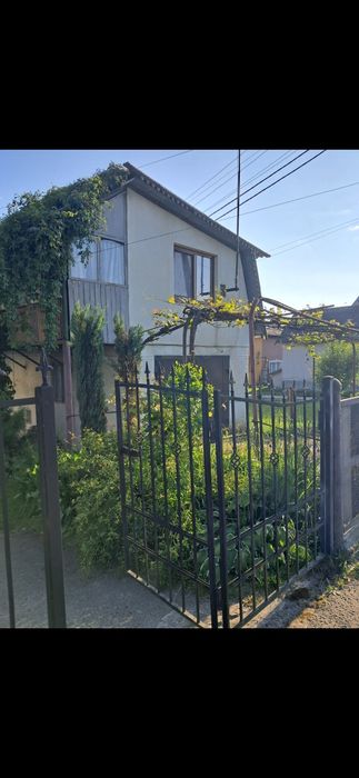 Продається квартира з прибудовою  та огородженою територією