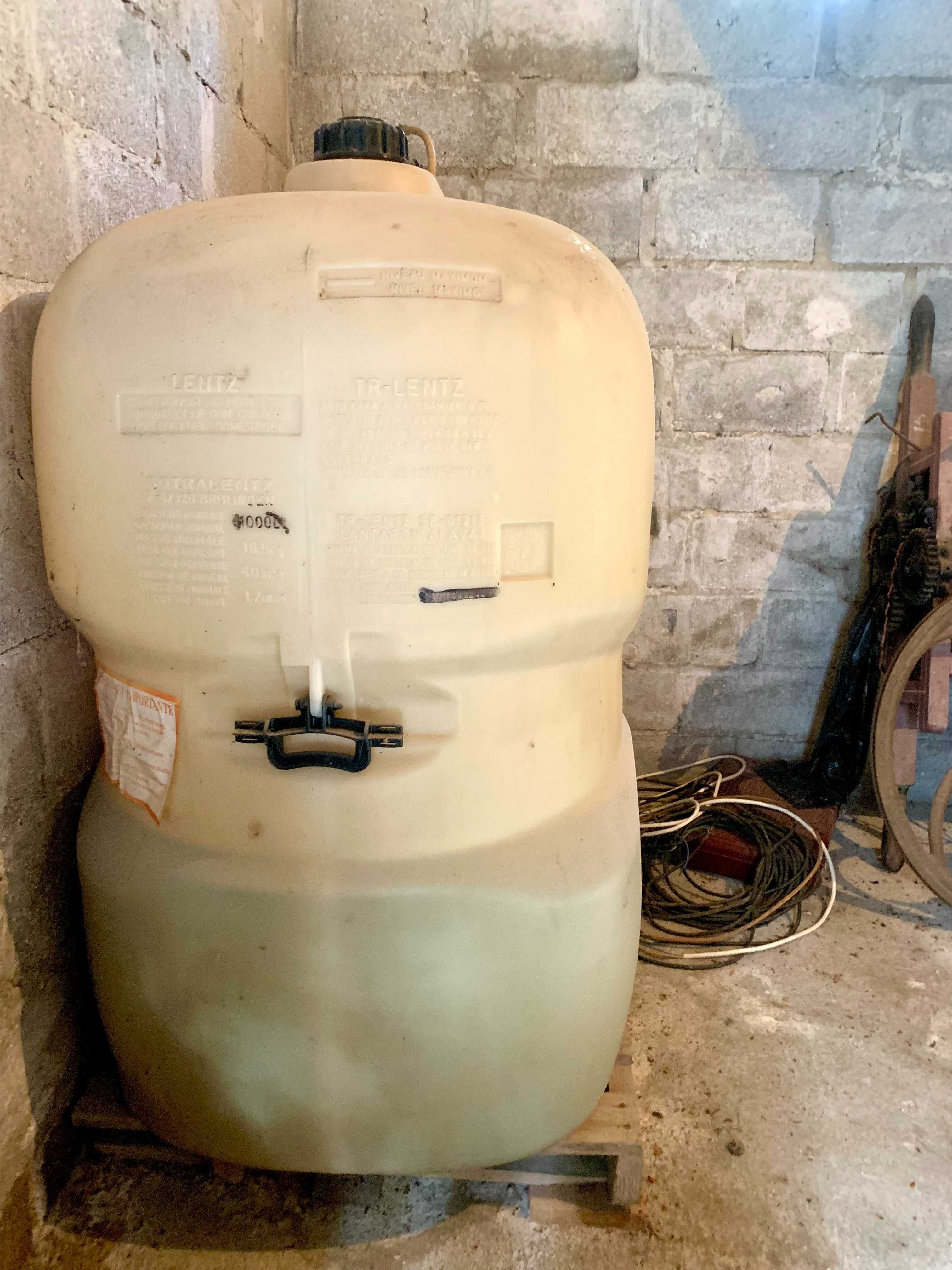 Depósito de combustível para aquecimento com 300 litros de gasóleo