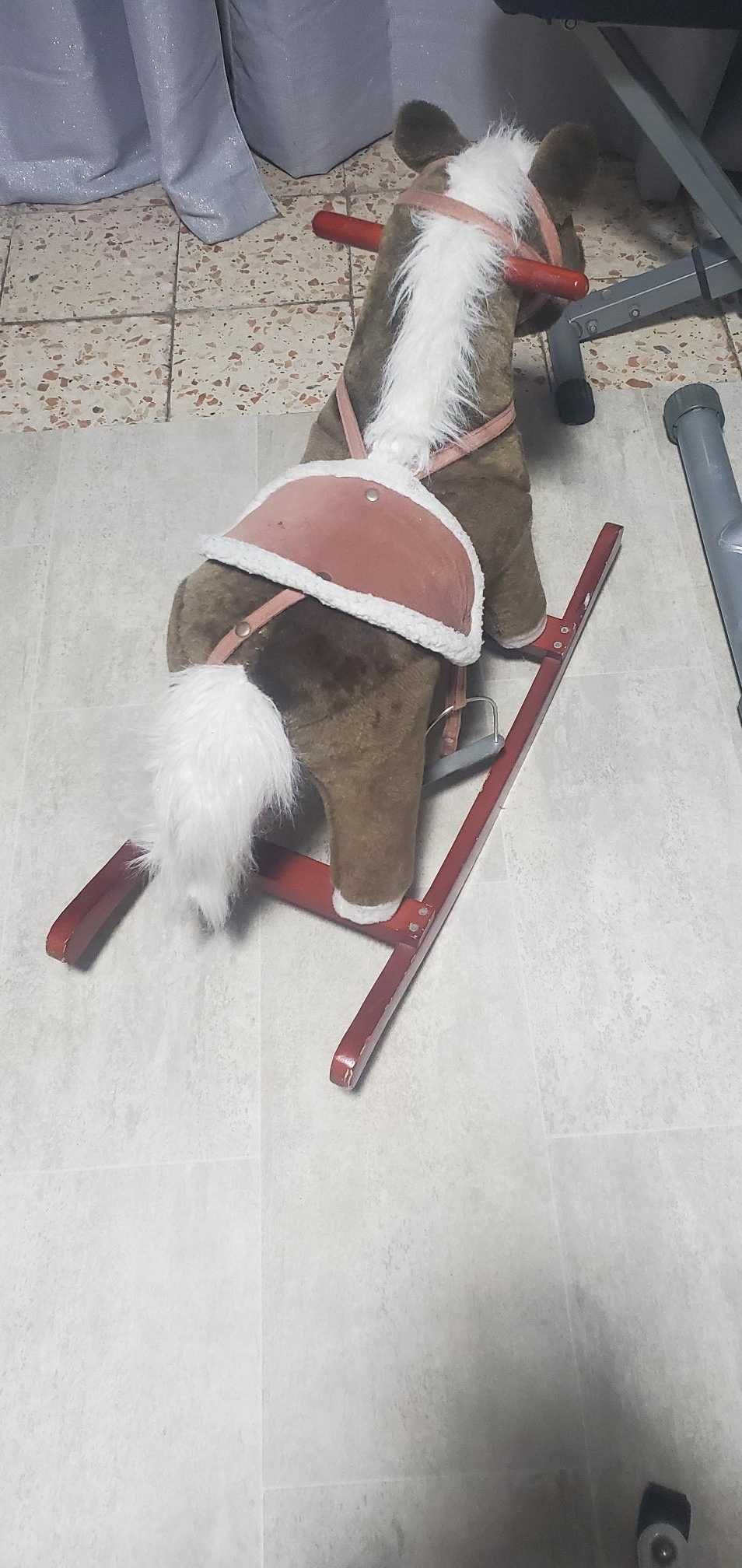 CAVALO DE BALOIÇO para criança, com pouco uso.