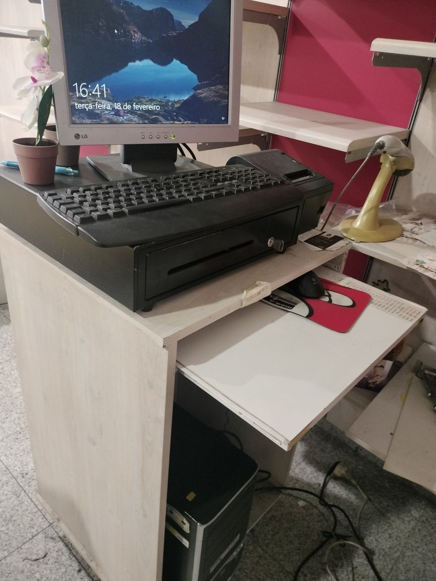 Balcão para computador monitor teclado