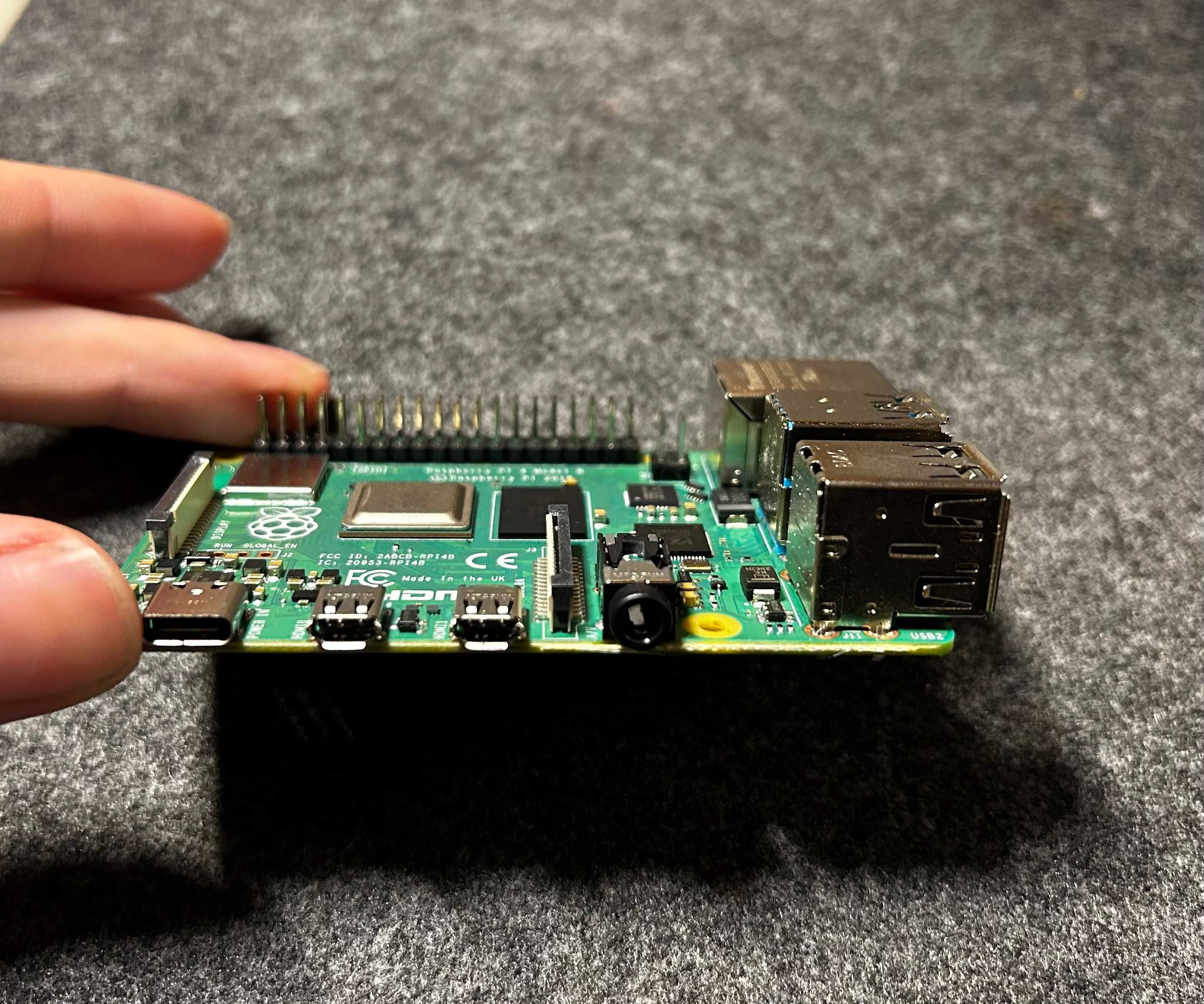 Zestaw Raspberry Pi 4B 4GB z Oficjalną Obudową i Zasilaczem