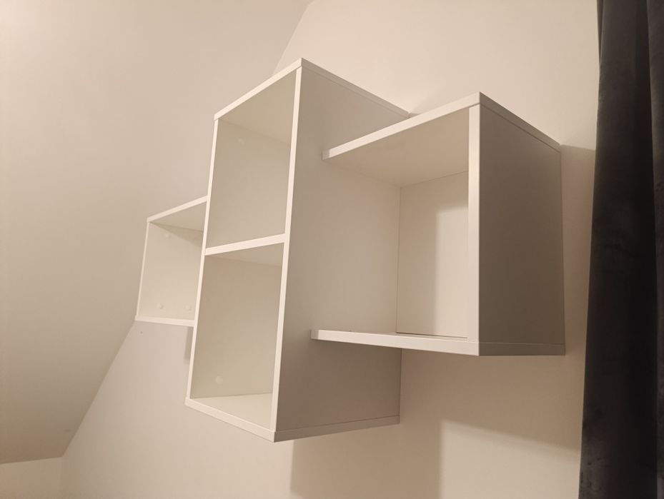 Biała półka wisząca