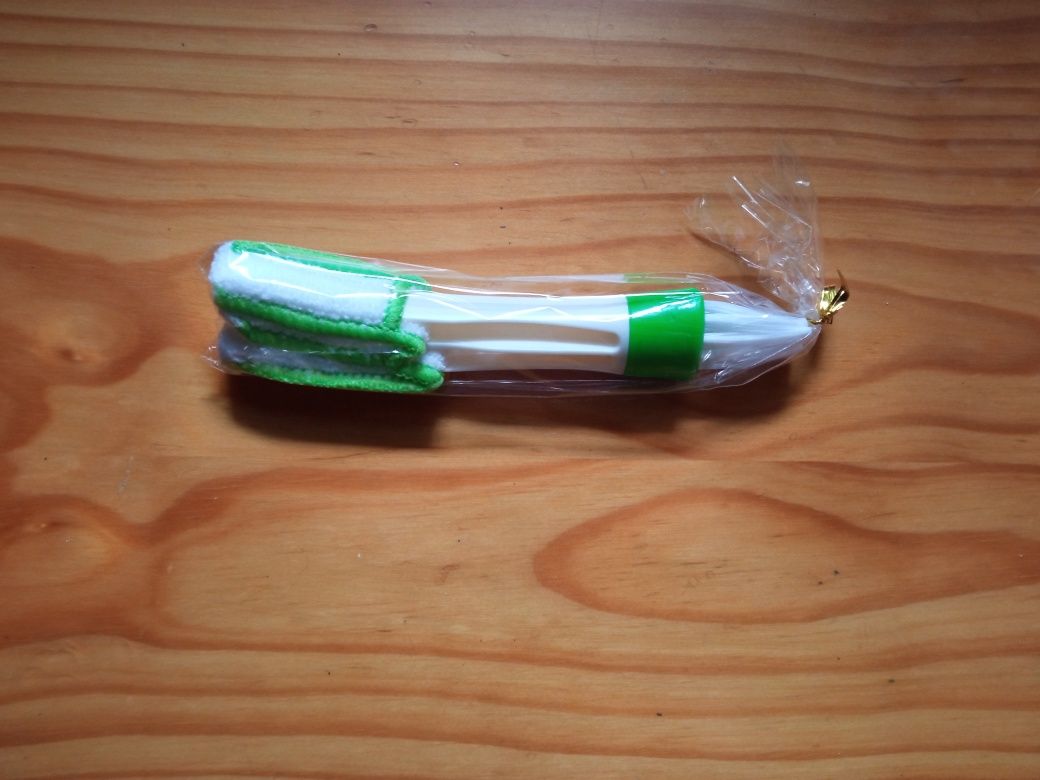 Escova de limpeza das grelhas de saída do ar condicionado auto.