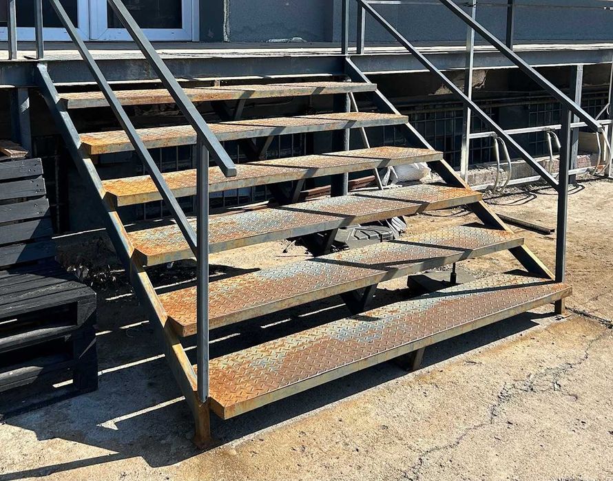 schody  metalowe używane  z blachy  ryflowanej z barierkami