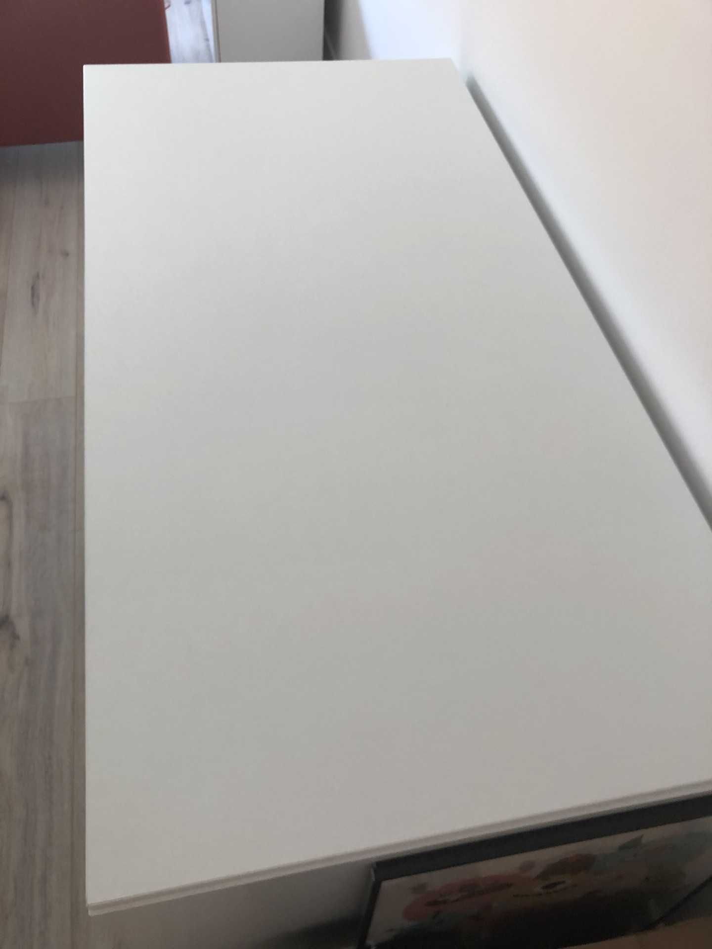 Mesa de secretária branca com estrutura de metal