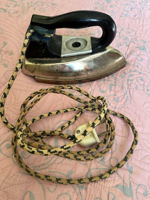 Праска утюг часів СРСР у робочому стані