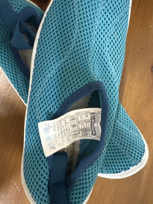 Sapatilhas proprias para andar na água tamnho 32/33.