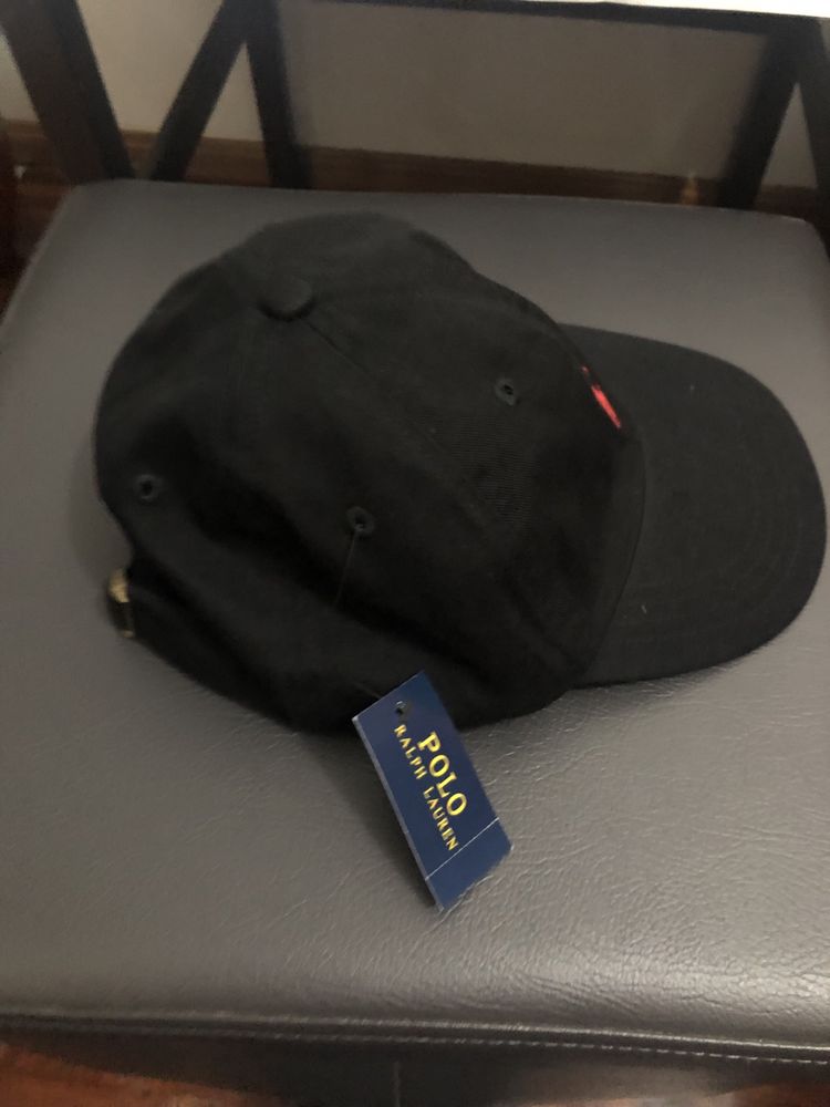 Bone preto com simbolo vermelho
