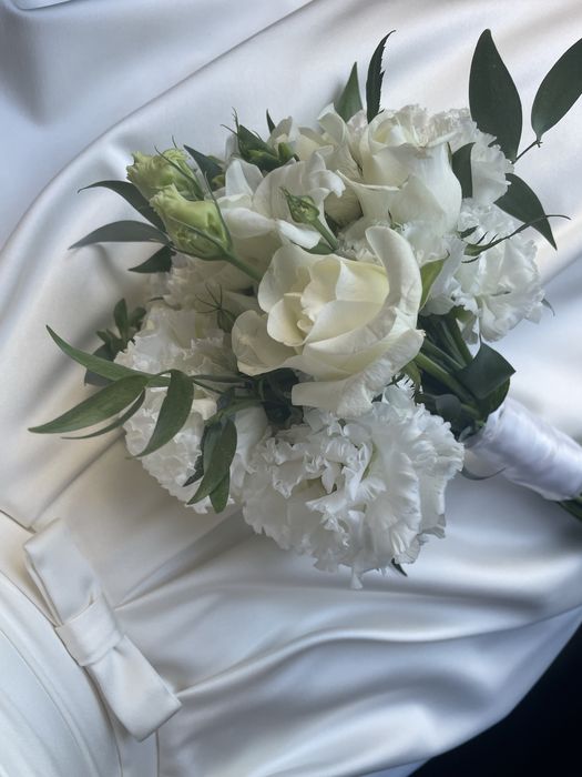 Сукня атласна біла