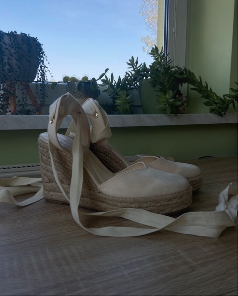 Buty na koturnie
