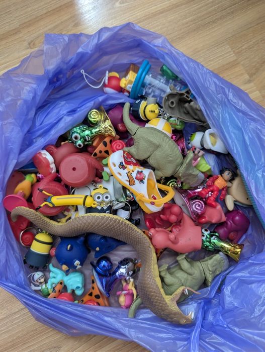 Віддам пакет іграшок дрібних (равлик Боб, Кіндер, Макдональдс)