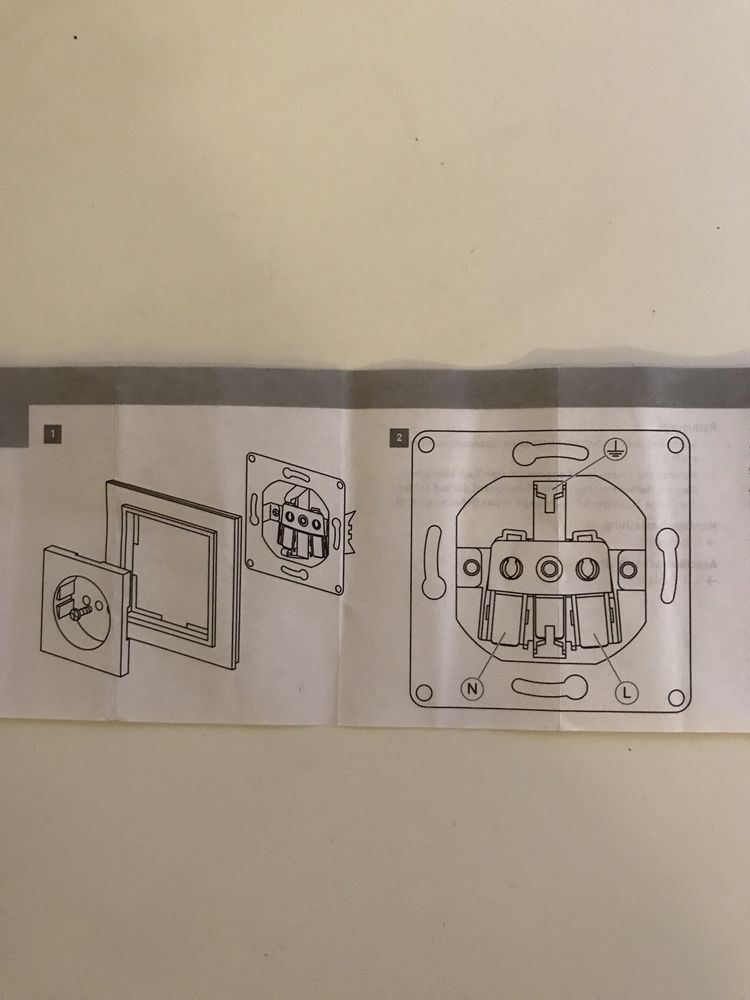 Gniazdo elektryczne schuko z serii Leo z Obi, stal nierdzewna