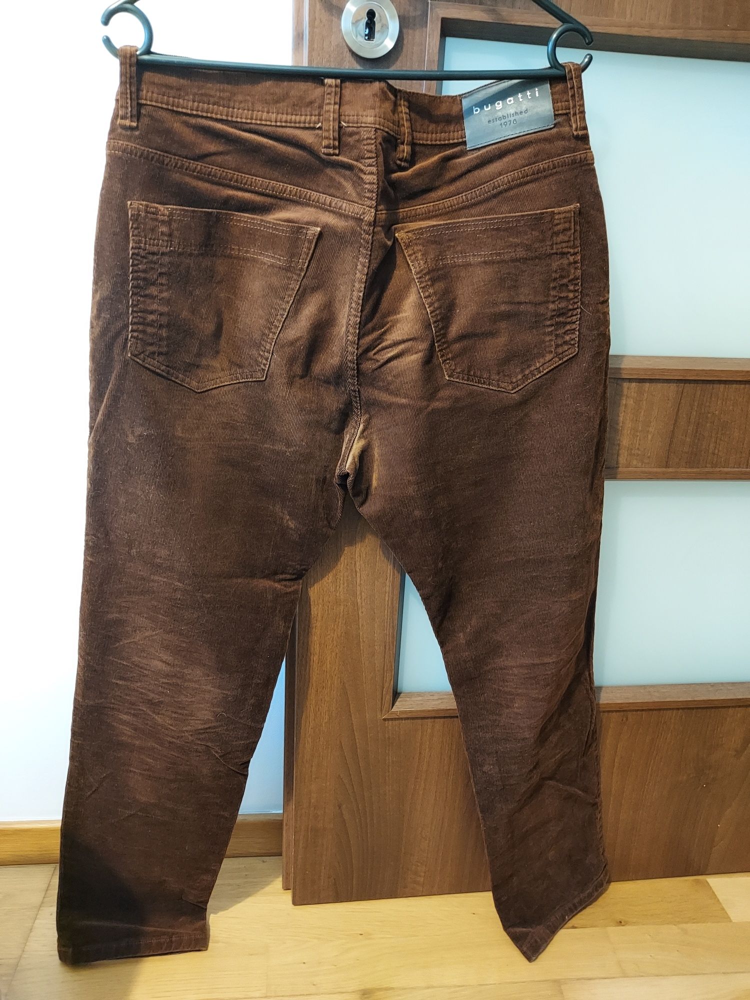 Markowe spodnie jeans z kieszeniami brązowe Bugatti modernstyle Madrid