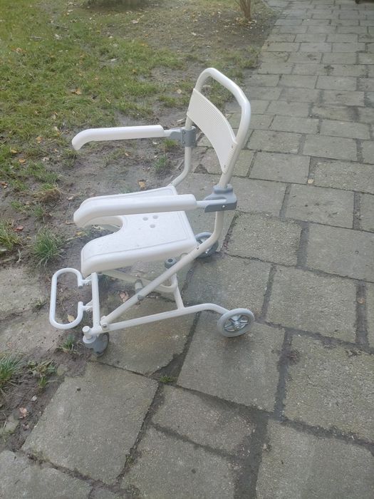 Sprzedam wózek inwalidzki oraz wózek do higieny w bardzo dobrym stanie