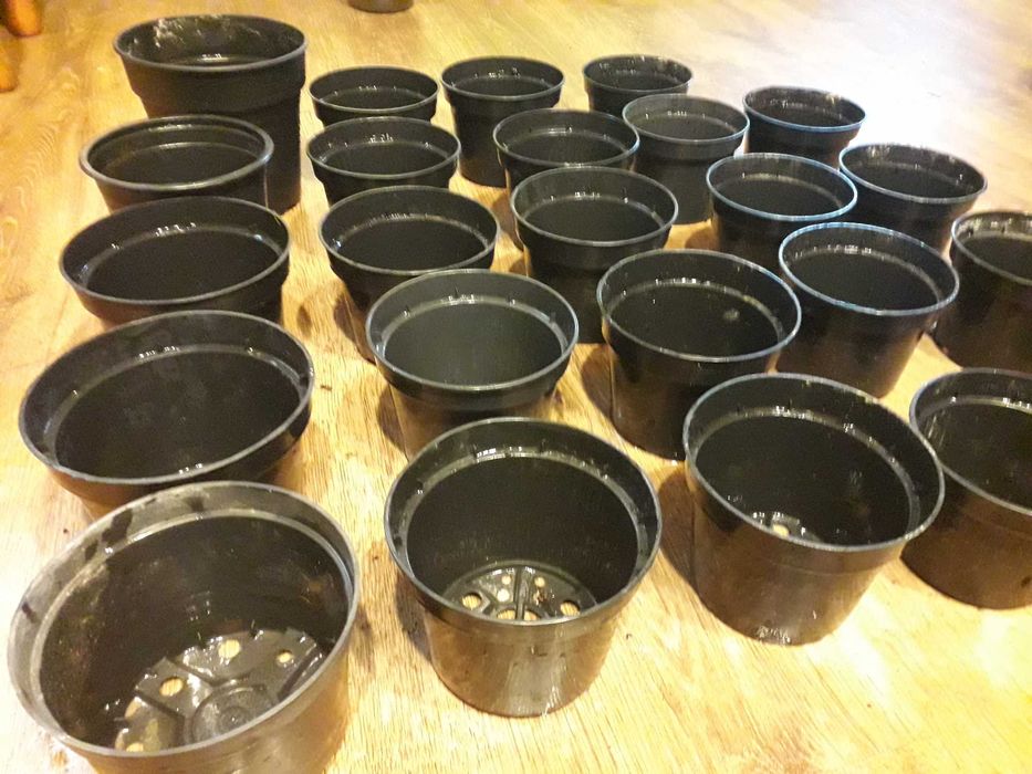 zestaw czarnych doniczek