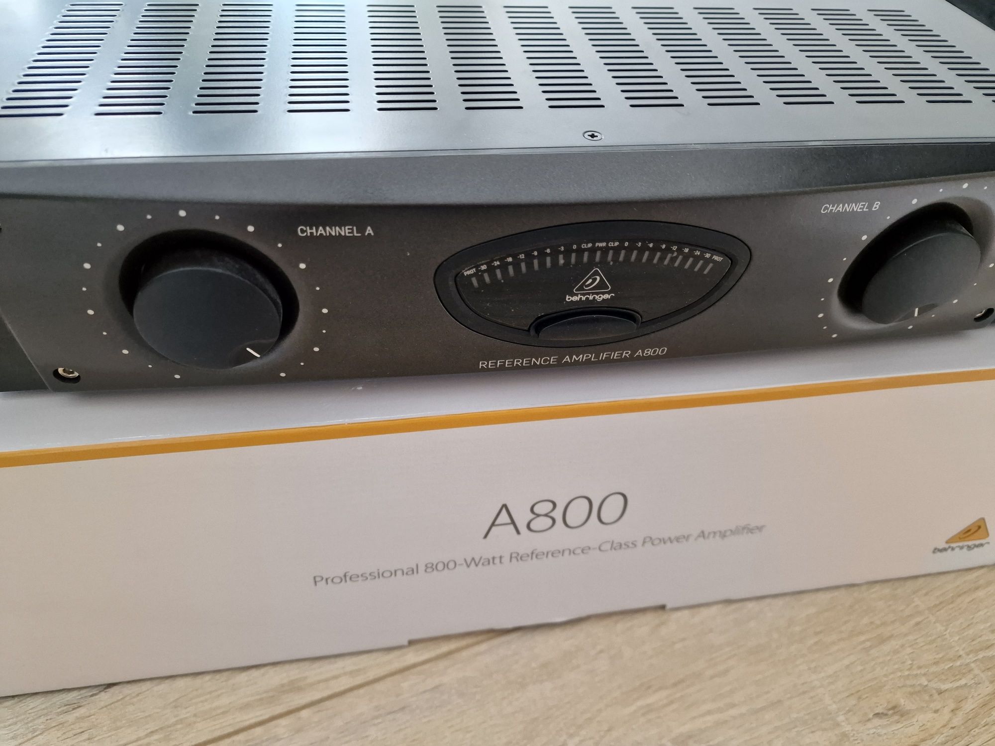 Behringer A800 Wzmacniacz D