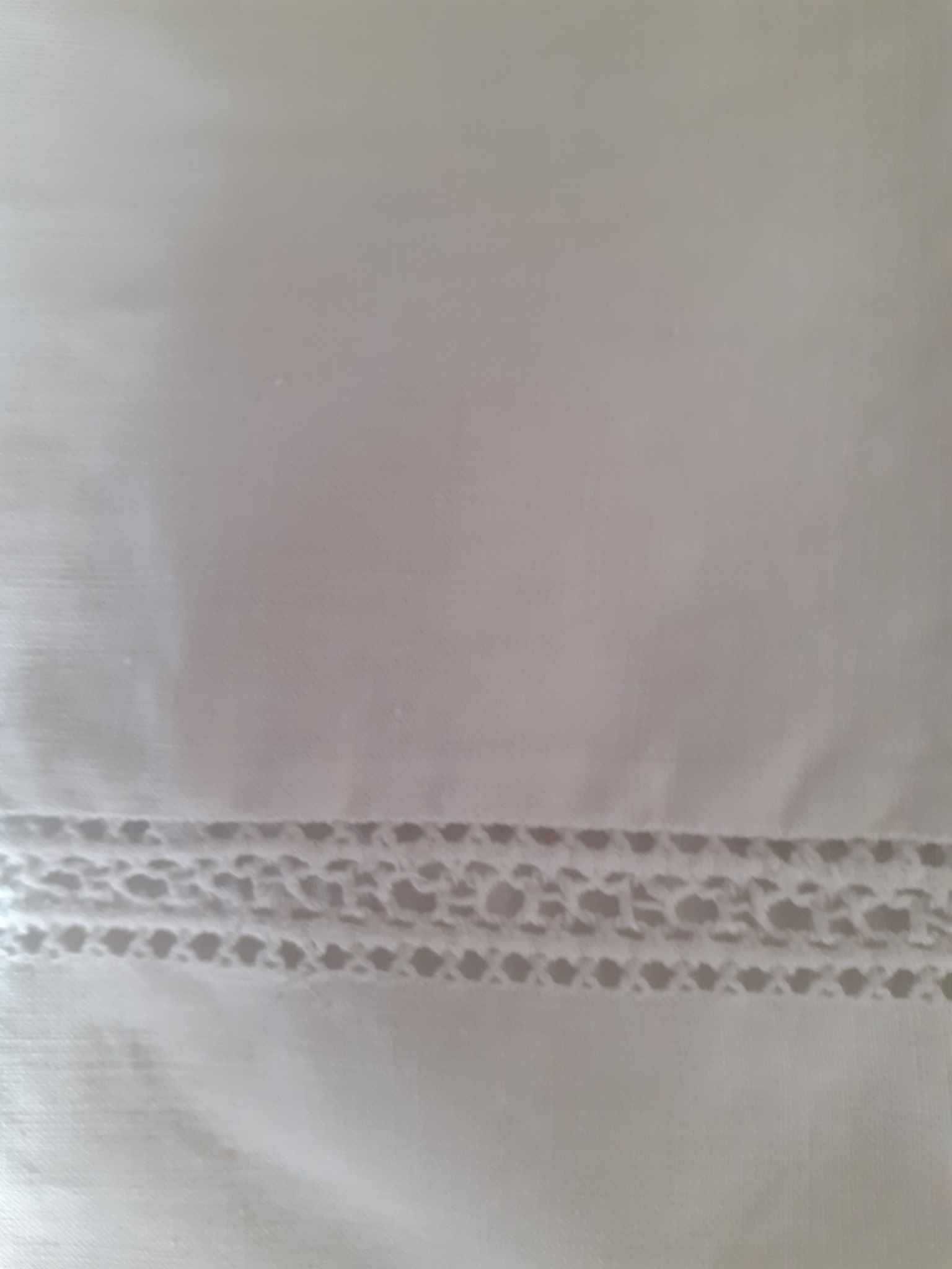 Lençol de casal, em linho, com bordado e renda (2m x 2,70m)