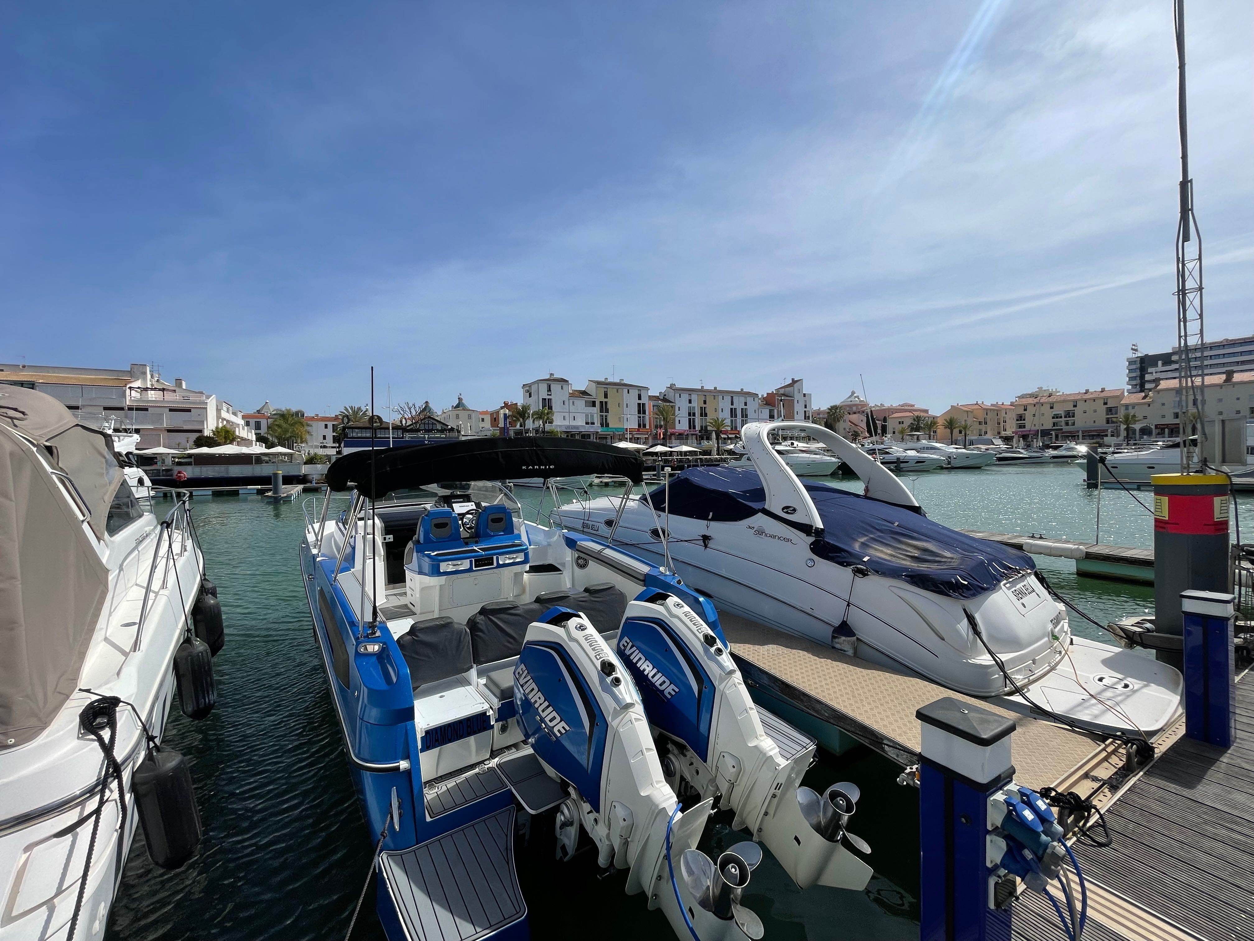Karnic SL 800 com dois motores Evinrude