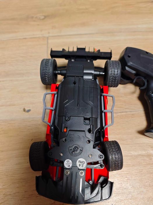 Zdalnie sterowany samochód RC "Fever" – Brak klapki na baterie