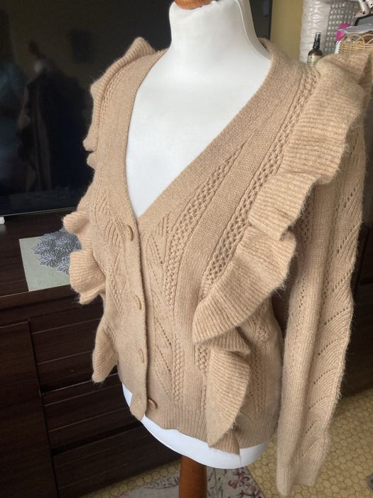 Sliczny damski sweterek w odcieniu beżu