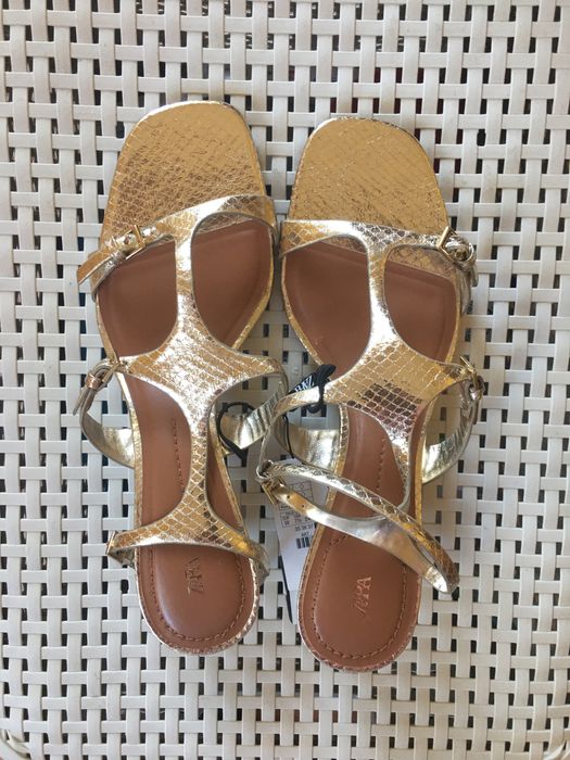 Sandały złote na obcasie typu kitten 38