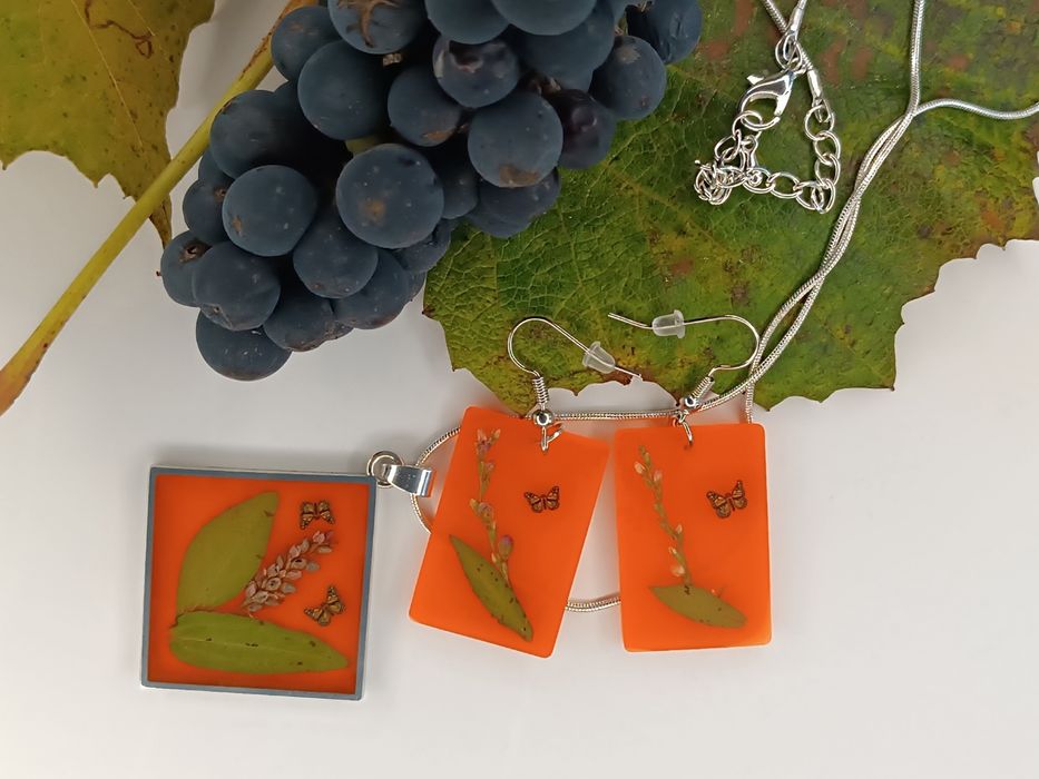 Прикраси, кулони, підвіски, комплекти із цвітом трав в епоксидні смолі