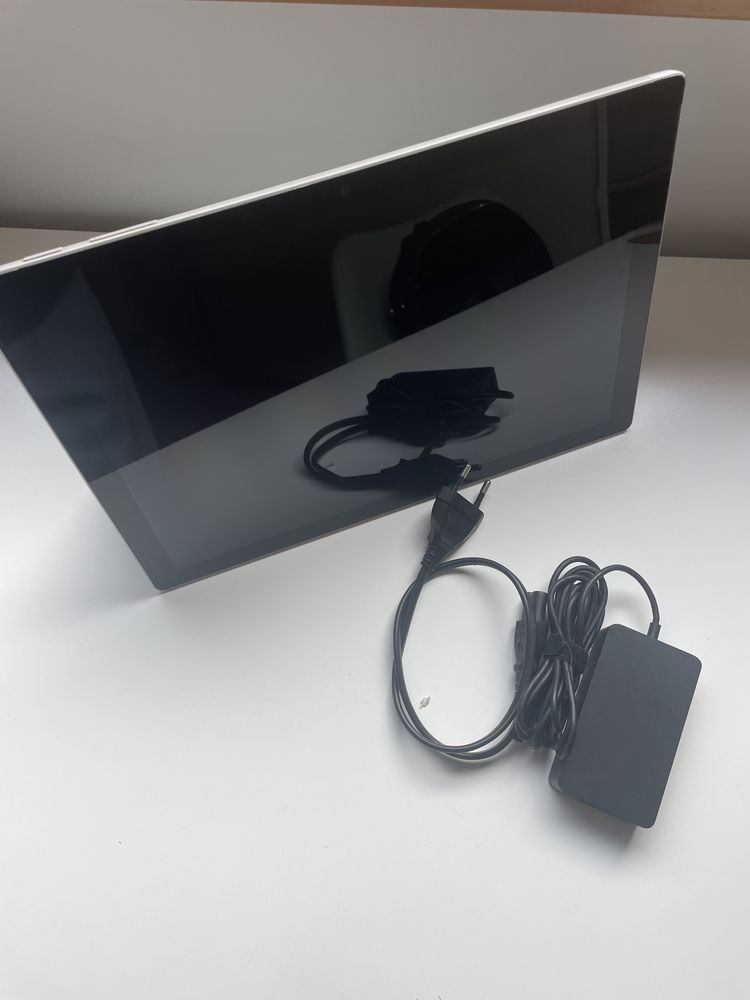 Microsoft Surface Pro 5 – i5 / 4GB / 128GB SSD
