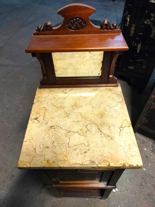 Móvel Antigo com Pedra Mármore