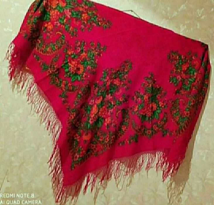 Платок большой с кистями 160 х 160 см.
