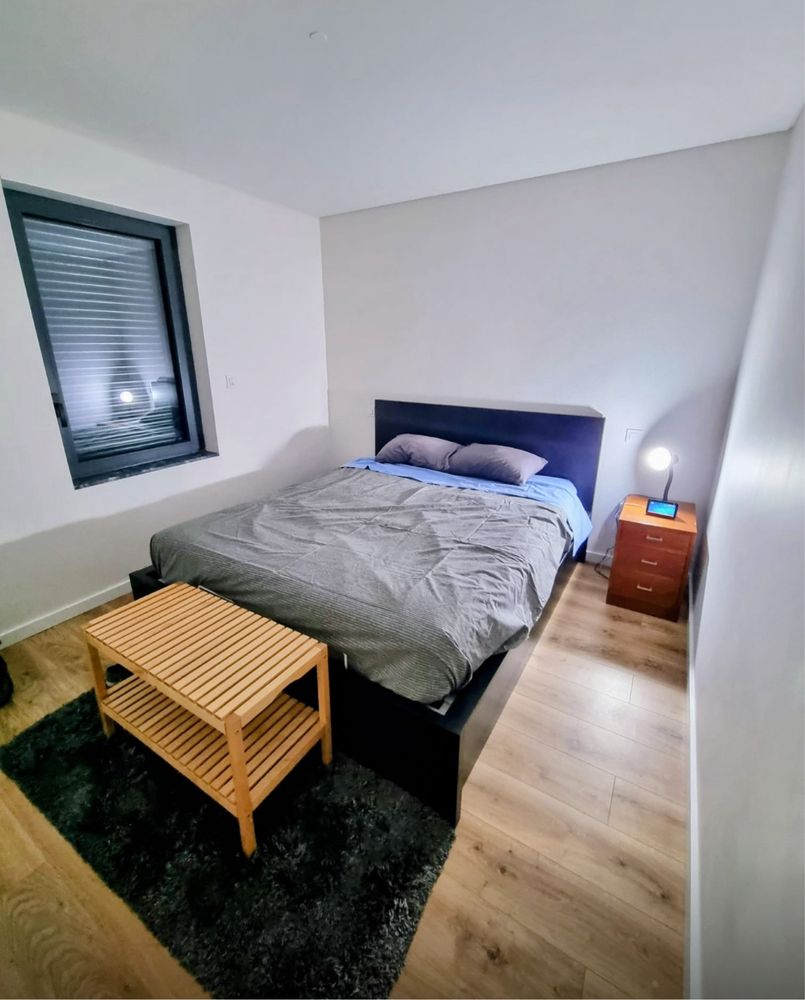 Cama com colchao e arrumacao por baixo