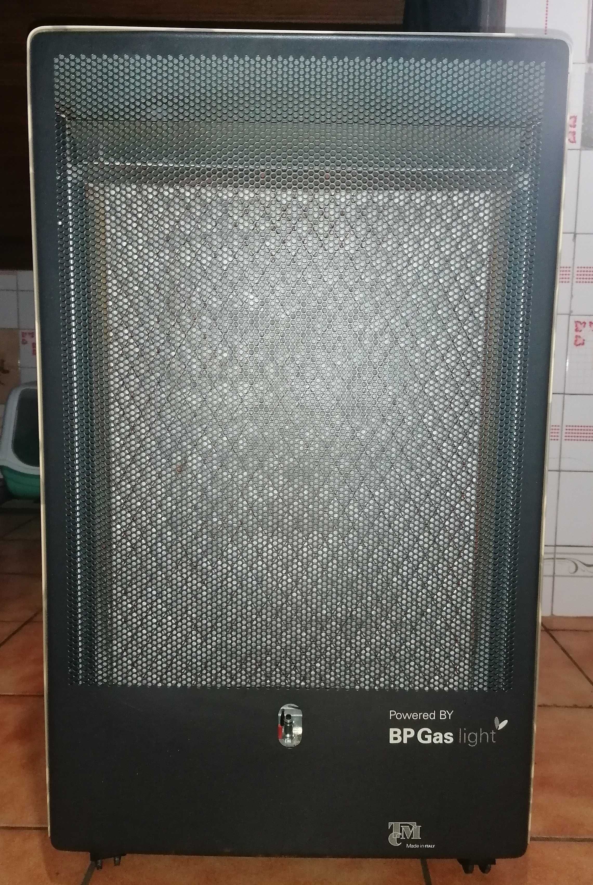 Aquecedor à gás novo com botija de gás.