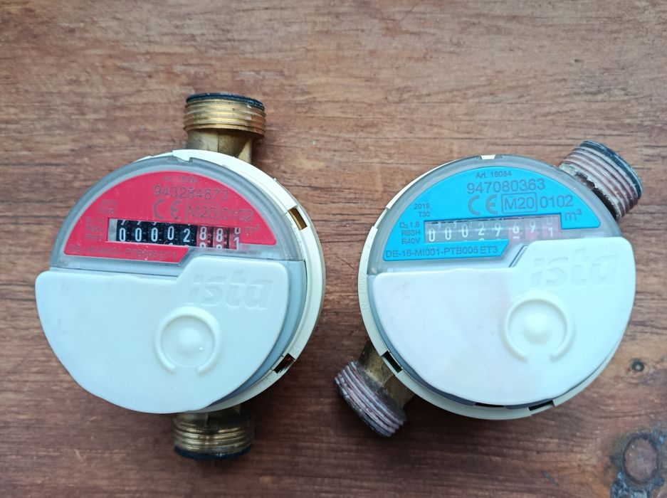 Wodomierz Ista do wody ciepłej i zimnej.
