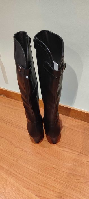 Botas novas em pele nunca foram usadas.