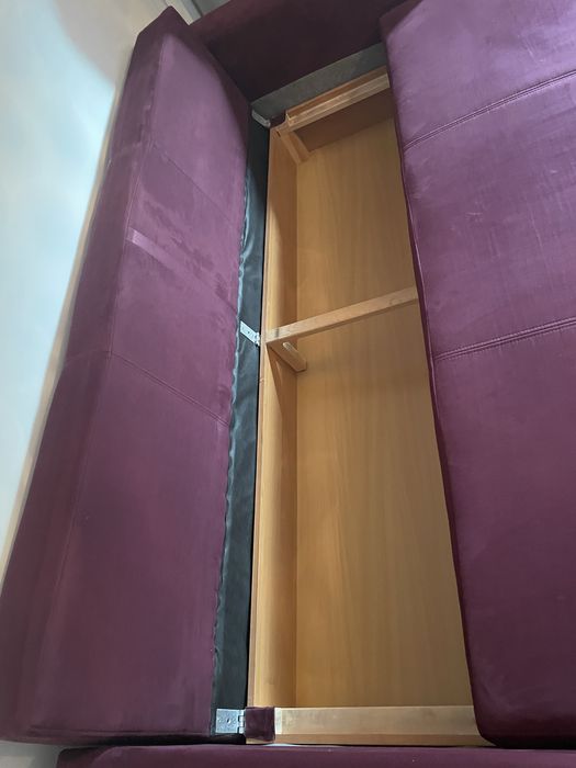 Rozkladana fioletowa kanapa i fotel