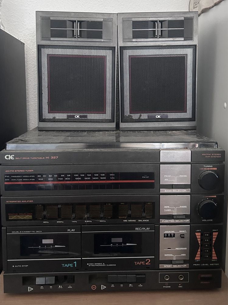 Aparelhagem CIE (Gira-Discos, Rádio e Leitor de Cassetes)