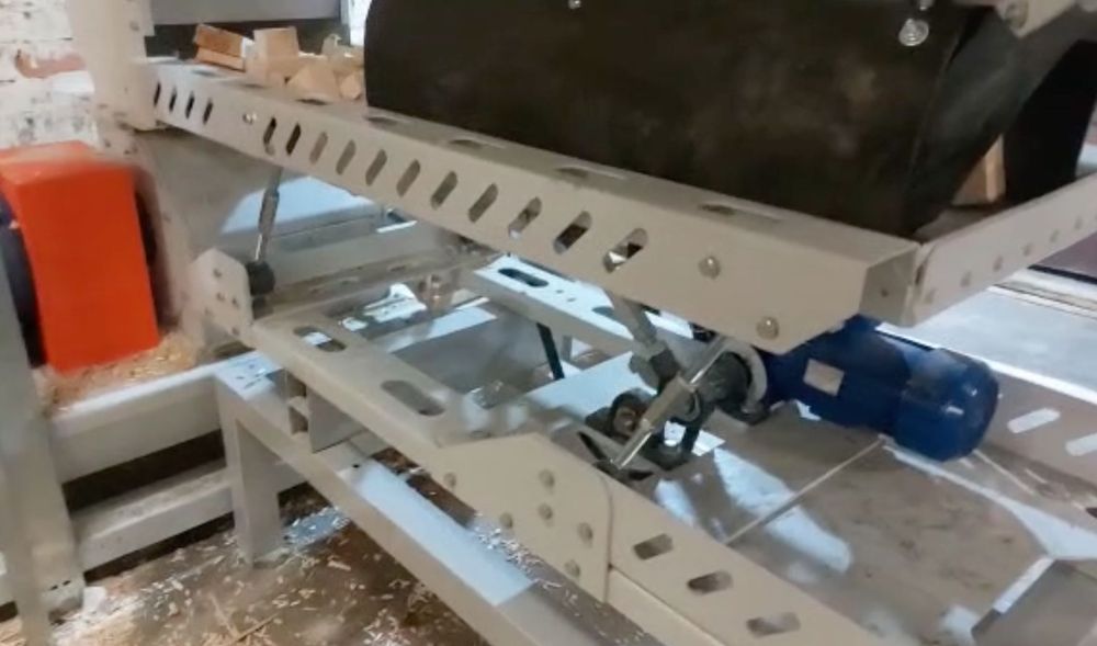 POLSKI rębak/ rozdrabniacz do suchej kostki /kawałków drewna 300 kg/h