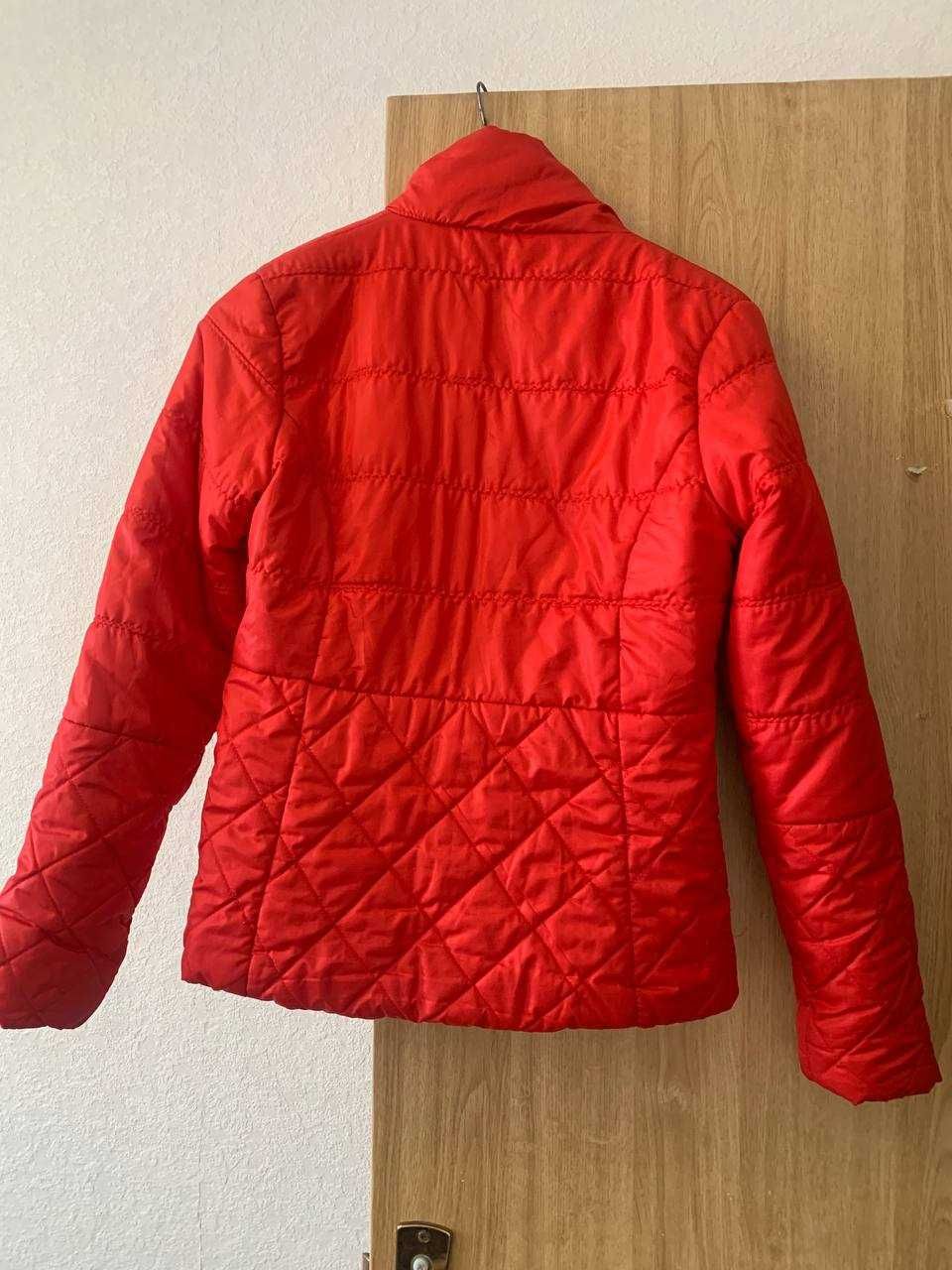 Куртка жіноча червоного кольору