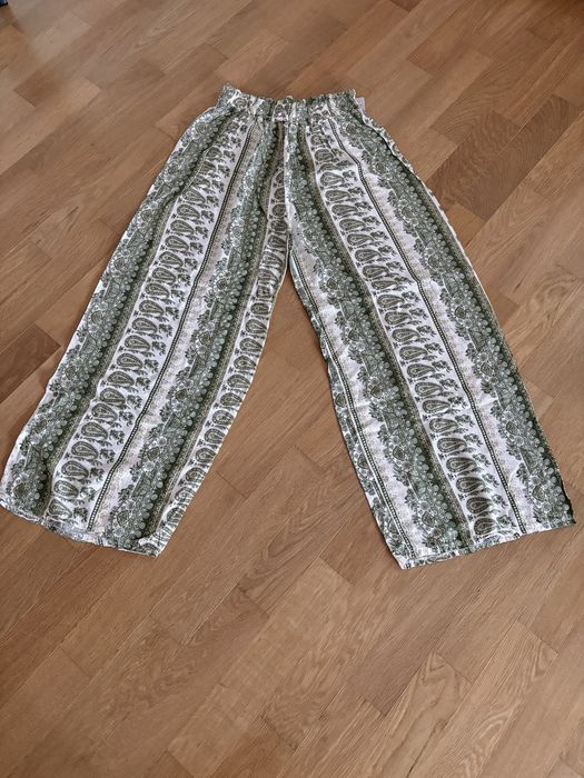 Pantalonas com padrao em tons de verde