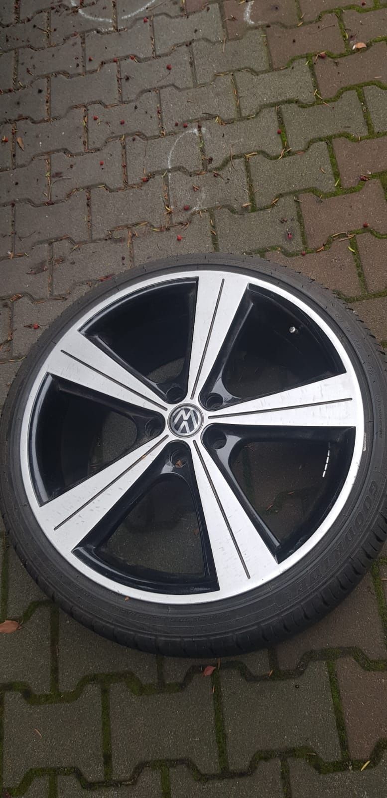 Felgi aluminiowe vw R20 z oponami letnimi