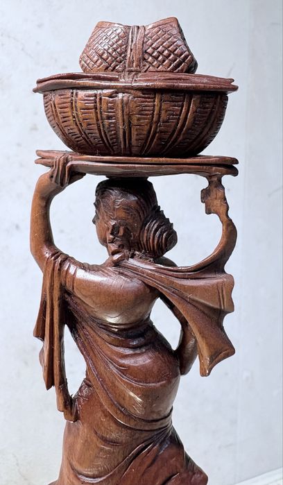 Magnífica pequena antiga escultura do Sec. XIX em madeira esculpida