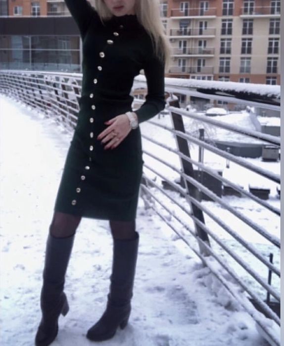 Сукня в рубчик з ґудзиками — зелено-бутилочний колір