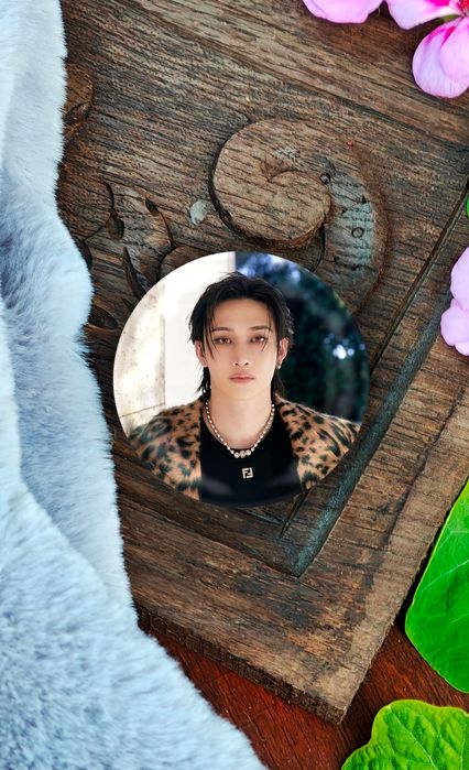 Metalowa przypinka 6 cm z agrafką Bang Chan Stray Kids Fendi