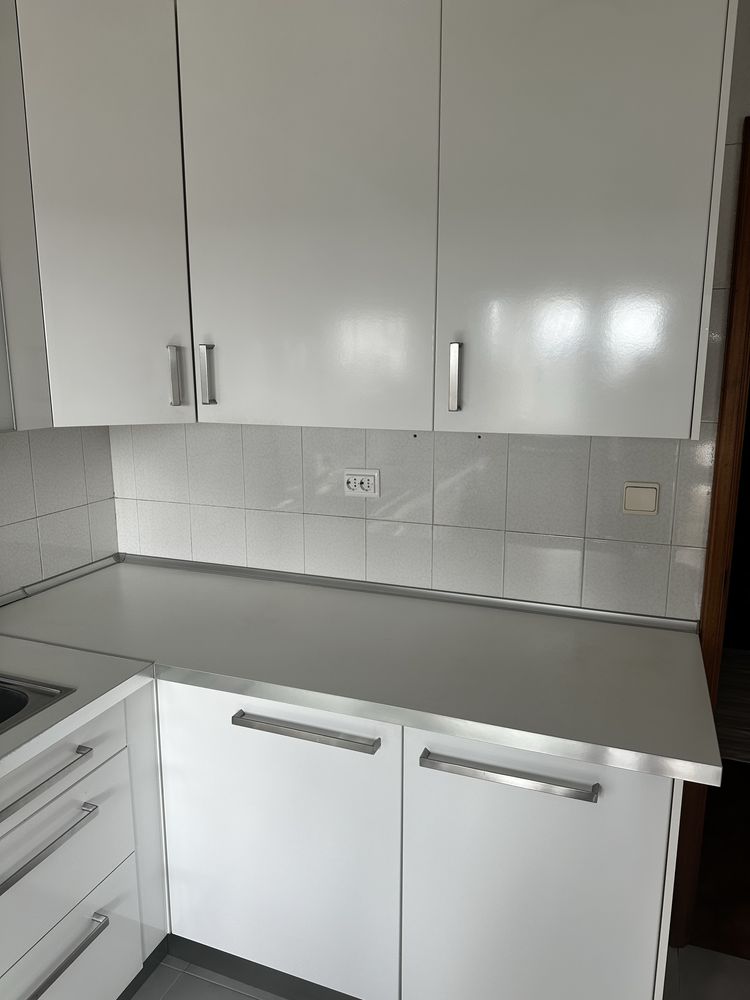Cozinha com figorifivo e placa