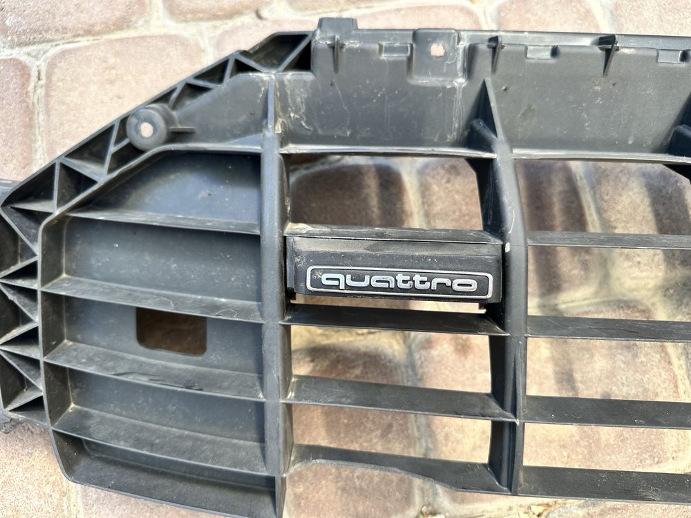 Підсилювач решітки радіатора Audi Q3
