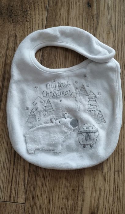 Świąteczny polany śliniak biały na Boże Narodzenie