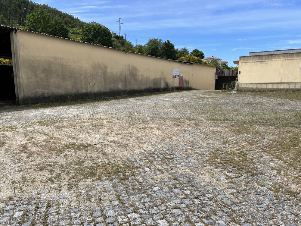 Arrendam-se Armazéns e Escritórios em parque industrial com 15.000m2